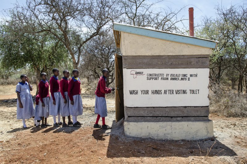 gesundesafrika's tweet photo. Wusstest du, dass man ca. 2.500 Mal im Jahr zur Toilette geht? Weltweit haben allerdings 892 Mio. Menschen keine Sanitäreinrichtungen – die Folge: Krankheiten verbreiten sich. Für Amref sind deshalb Wasser- und Hygiene-Projekte elementar! #WorldToiletDay #Amref #ToiletsWork https://t.co/5LQbI6IBx7