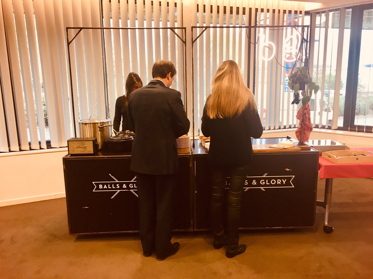 DMotteux's tweet image. Balls&amp;amp;Glory - de winnaar van de #Mercuriusprijs - op bezoek bij @comeos_nl @comeos_fr. We worden verwend ! @ballsnglory