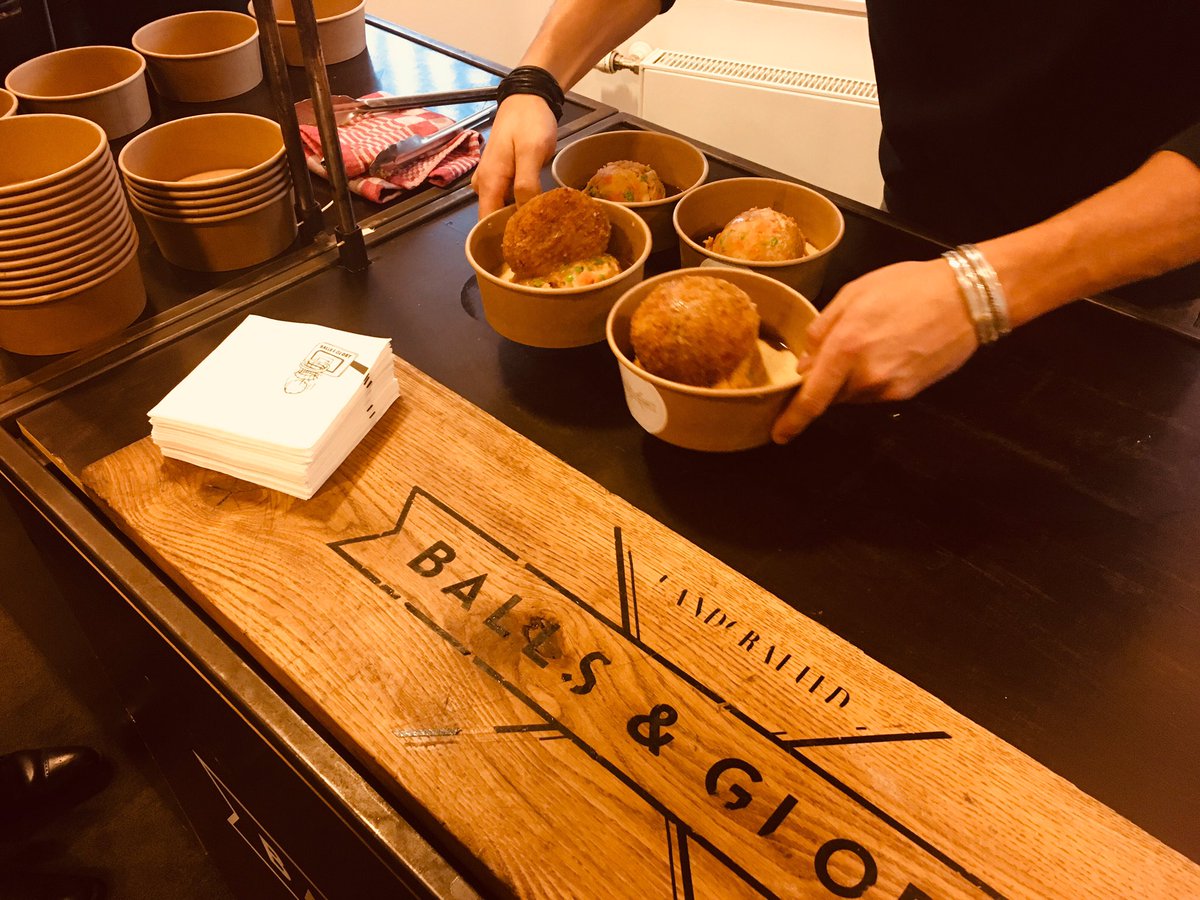 DMotteux's tweet image. Balls&amp;amp;Glory - de winnaar van de #Mercuriusprijs - op bezoek bij @comeos_nl @comeos_fr. We worden verwend ! @ballsnglory