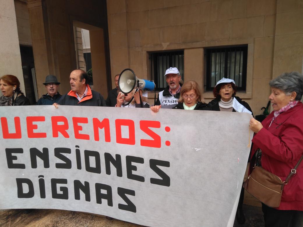 J_ALCALA_'s tweet photo. Ahora mismo en el Ayuntamiento de Alicante @AraEndavant1 con los pensionistas,llueva o truene. https://t.co/UomSiZUebe