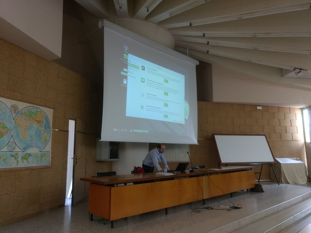 Javier_J_R's tweet photo. Con @mberdonces de @FundacionDedalo en la charla de instalación de Linux #Semanasoftwarelibre https://t.co/9rMLbmZtc8