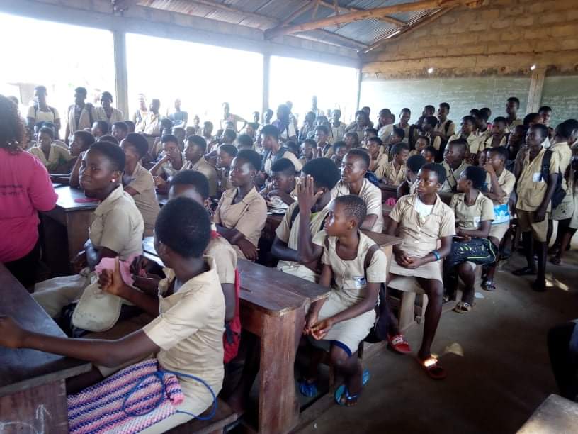 MAJAbomeyCalavi's tweet photo. Sensibilisation des élèves du CEG HÊVIÉ sur les IST VIH/SIDA dans le cadre de l'activité #YCA Hêvié18.
Au total 320 élèves sont sensibilisés.Avec l'administration, ils ont souhaité notre retour dans quelques jours.
#YouthCentered #Target2Partener @ABPFIPPF @Majbenin @IPPFAR @ippf https://t.co/Gk3dlDqsnm