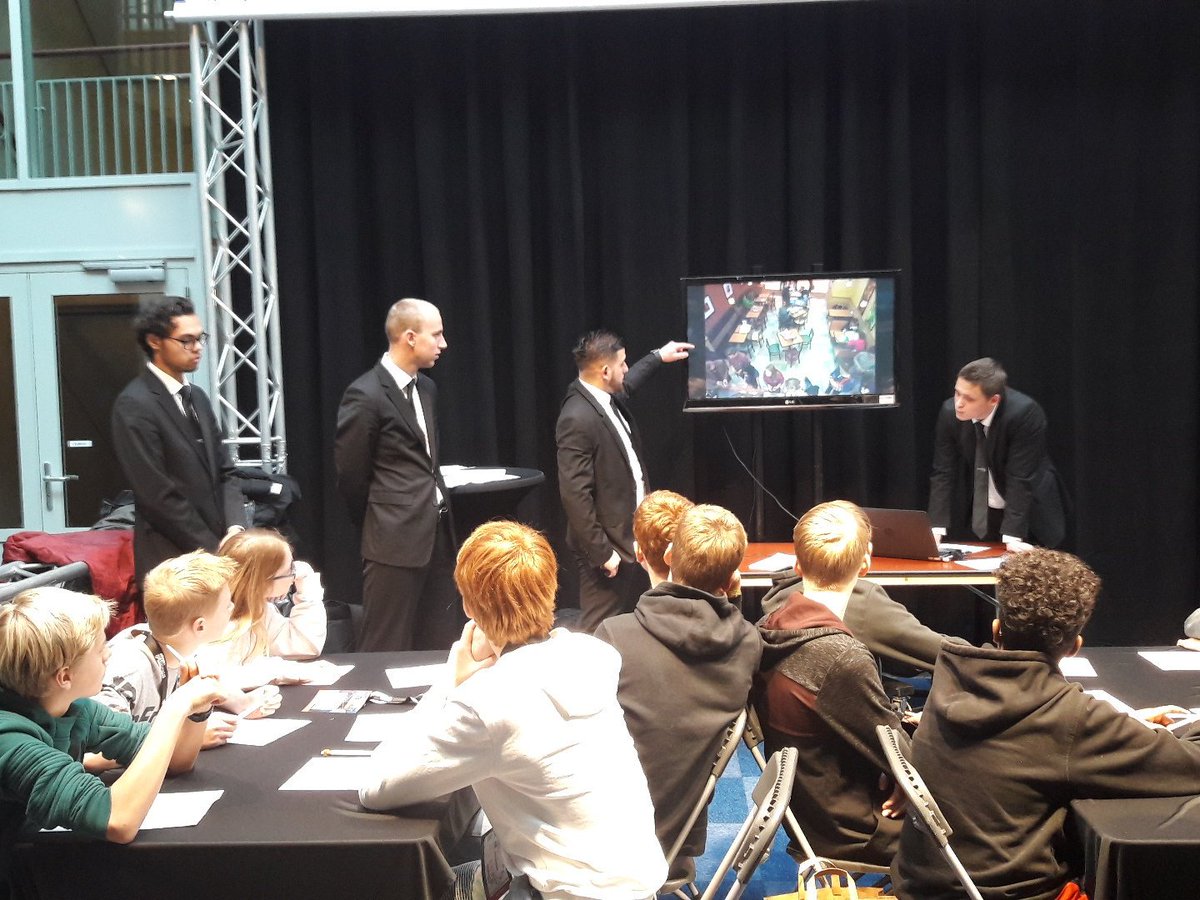 afluit2's tweet photo. Deltion discover. Studenten Deltion coördinator beveiliging inspireren 2e jaars vmbo leerlingen om een profielkeuze te maken. #deltion #deltiondiscover #levenlangleren #leuk #leerzaam https://t.co/ZB3AITtzLB