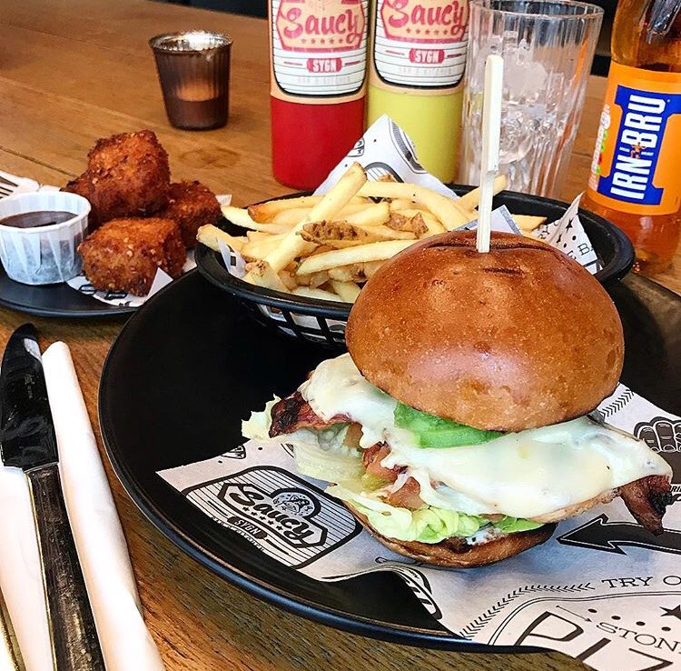 FizzEdinburgh's tweet image. Grilled chicken, avocado, baby gem, salsa, crispy bacon &amp;amp; Swiss cheese. Mac &amp;amp; cheese bombs &amp;amp; Scotland’s favourite soft drink @irnbru on the side. Our California Chicken Burger is 🙌🏼😋 #MondayMotivaton