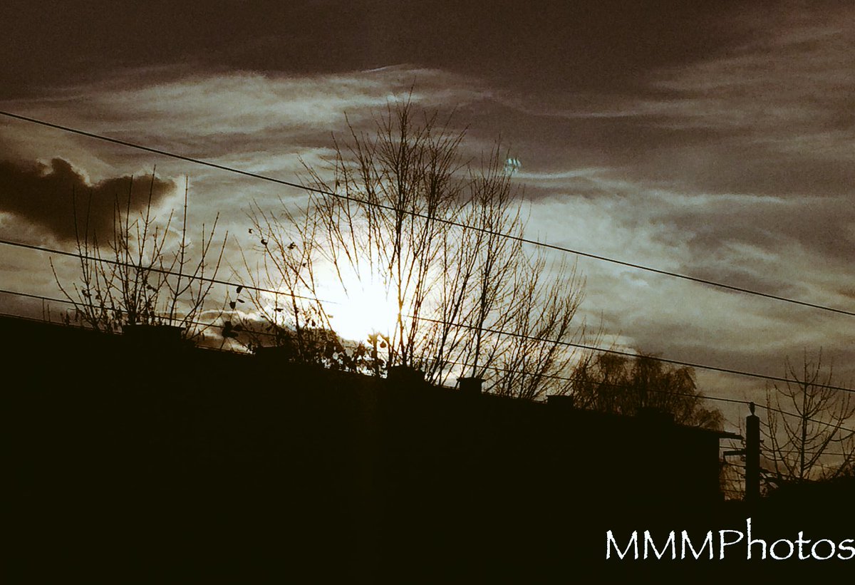 ManuelaMravlak's tweet photo. Saturday was a great day to work and to forze. I was very thankful that the sun always shone there, because I was outdoors all day again.
The sun's rays were doing particularly well, here in Klagenfurt, #Austria. #MMMPhotos #MMMExperiences #MMMatWork #Sun #Nature @ThePhotoHour https://t.co/lJlFt9gIRv