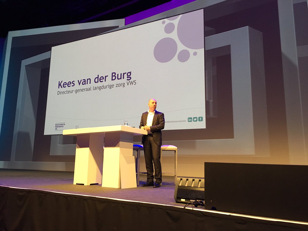 StannieDriessen's tweet photo. Kees van der Burg VWS doet aftrap #antibioticaresistentie congres in een bomvolle zaal! https://t.co/D5dXeEbC7v