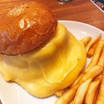 わぁ～!チーズが溢れている…チーズハンバーガー!ヤバいです!