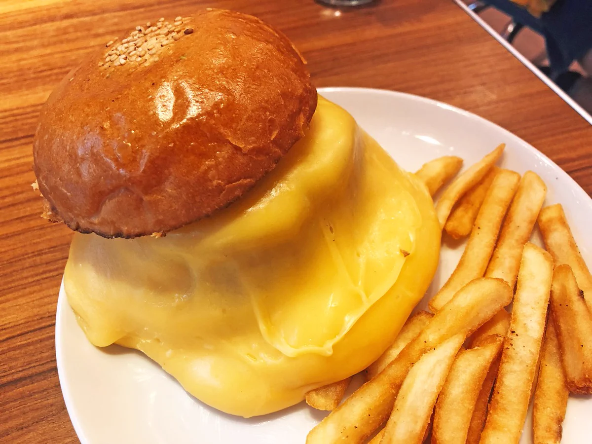 わぁ～ｗｗｗチーズが溢れている…チーズハンバーガー！ヤバいですｗｗｗ