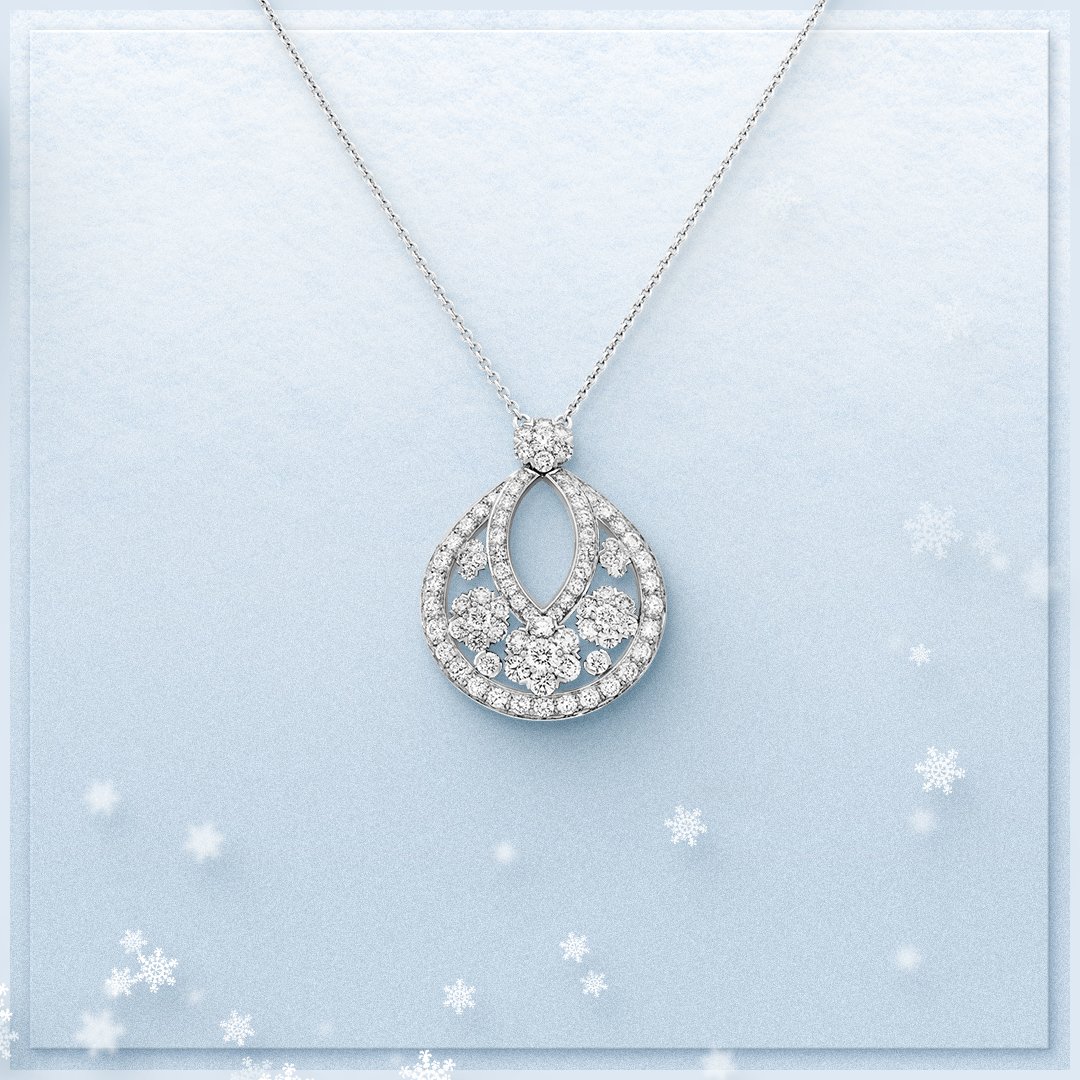 vancleef_japan's tweet photo. メゾンが創業時から愛しつづける、クチュールの世界を称えて。優美なクローディーヌ襟をラウンドダイヤモンドの曲線で縁取った、スノーフレイク ネックレス。https://t.co/UMzoGjNE8Z
#VCAsnowflake #HighJewelry #VanCleefArpels https://t.co/4oUzEkT5T3