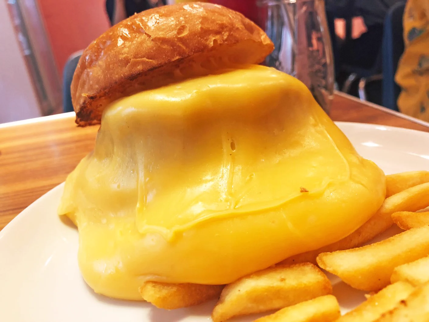 わぁ～ｗｗｗチーズが溢れている…チーズハンバーガー！ヤバいですｗｗｗ