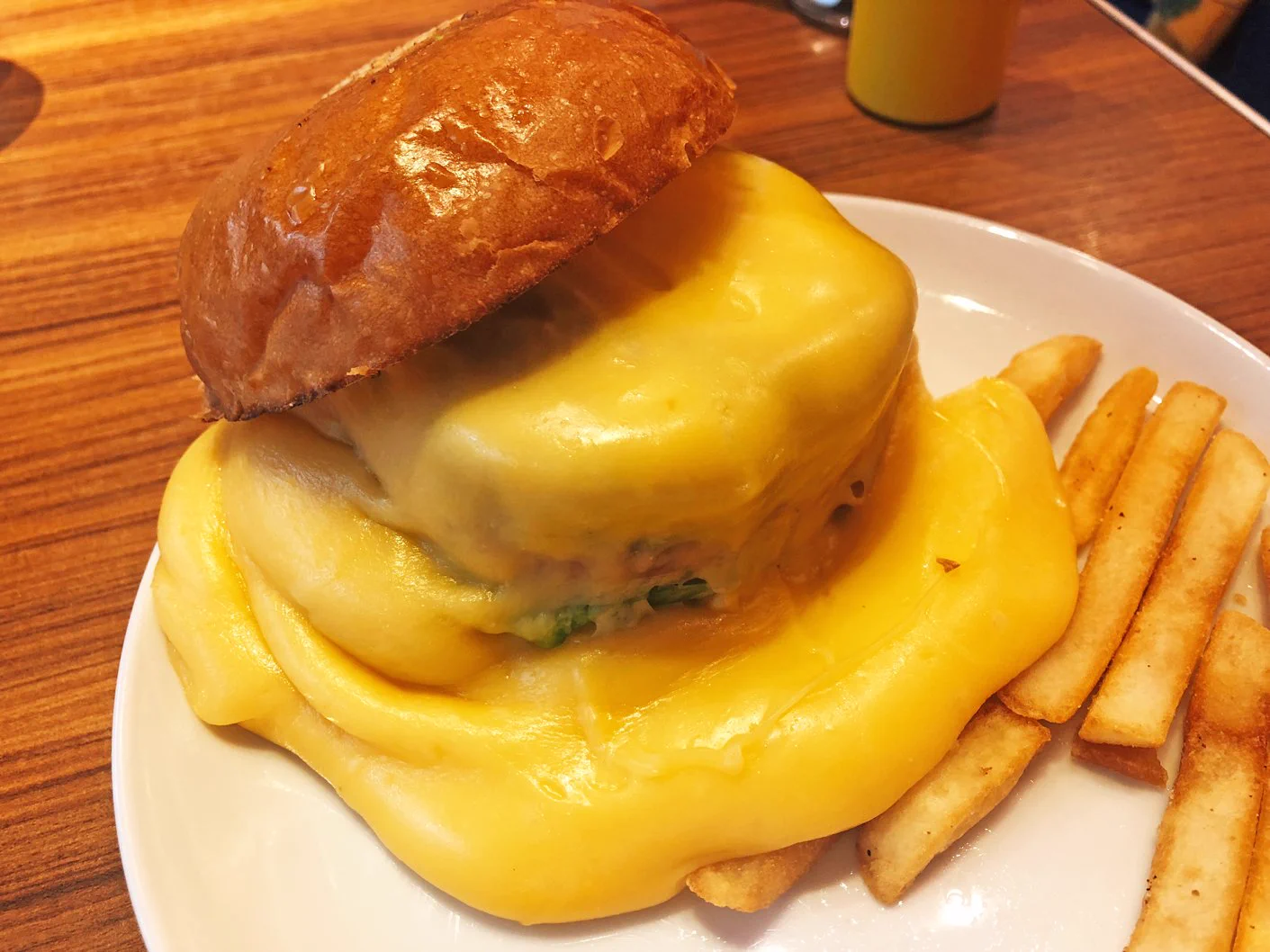 わぁ～ｗｗｗチーズが溢れている…チーズハンバーガー！ヤバいですｗｗｗ