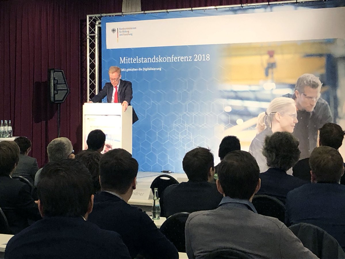 Mit den Worten "Wenn der Mittelstand stehen bleibt, bleibt Deutschland stehen", unterstreicht Prof. Dr. Wolf-Dieter Lukas vom @BMBF_Bund die entscheidende Rolle des Mittelstandes in Deutschland. #mittelstandskonferenz2018