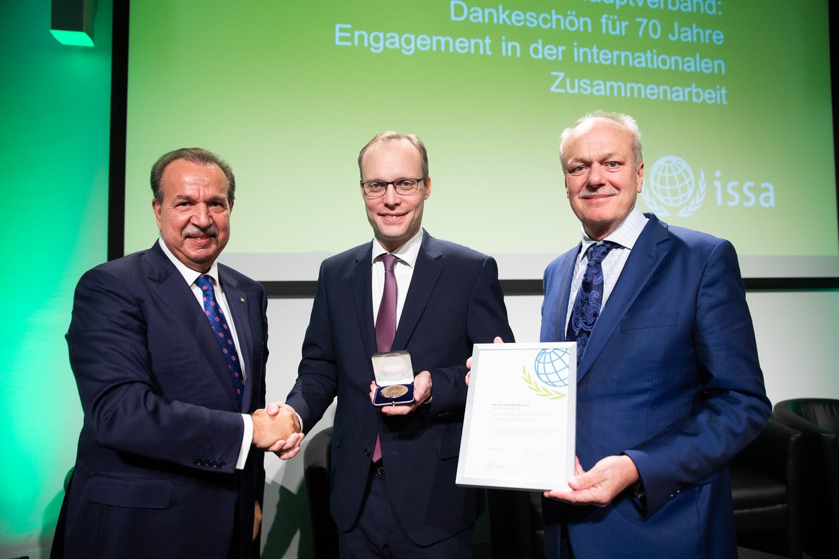 hvb_online's tweet photo. Im Zuge der 70-Jahre-Festveranstaltung wurde der Hauptverband mit der Medal of Merit der @ISSACOMM ausgezeichnet. Eine besondere Ehrung, die noch nie einer Organisation verliehen wurde. #ZukunfthatHerkunft https://t.co/aD2eqVAz5N