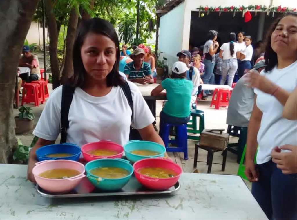 GuardianCatolic's tweet photo. #19Nov Organizaciones No Gubernamentales como @HijosdeMoranAC de #ElTocuyo también se Solidarizan con los más necesitados en #Venezuela. Diariamente les brindan Alimento y Esperanza para seguir adelante. Les dan Cariño y Enseñan #AprenderAPescar. #DíaMundialDeLaAlimentación https://t.co/irF0Li29mg