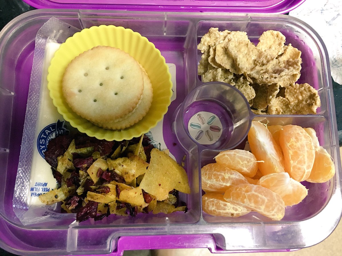 MamaEnApuros507's tweet photo. El #LunchboxDelDia de #AnaTerremoto:
•#CrystalFarms Wisconsin Cheese String
•@Ritzcrackers con #RobertRothschildFarm Gingerbread Dip&Spread
•#InkaCrops #InkaChips Veggie Chips Classic
•@KelloggsUS Pumpkin Spice
•Mandarina
En @yumboxlunch lunchbox de @moreandcopanama https://t.co/8NeMOL0Pjw