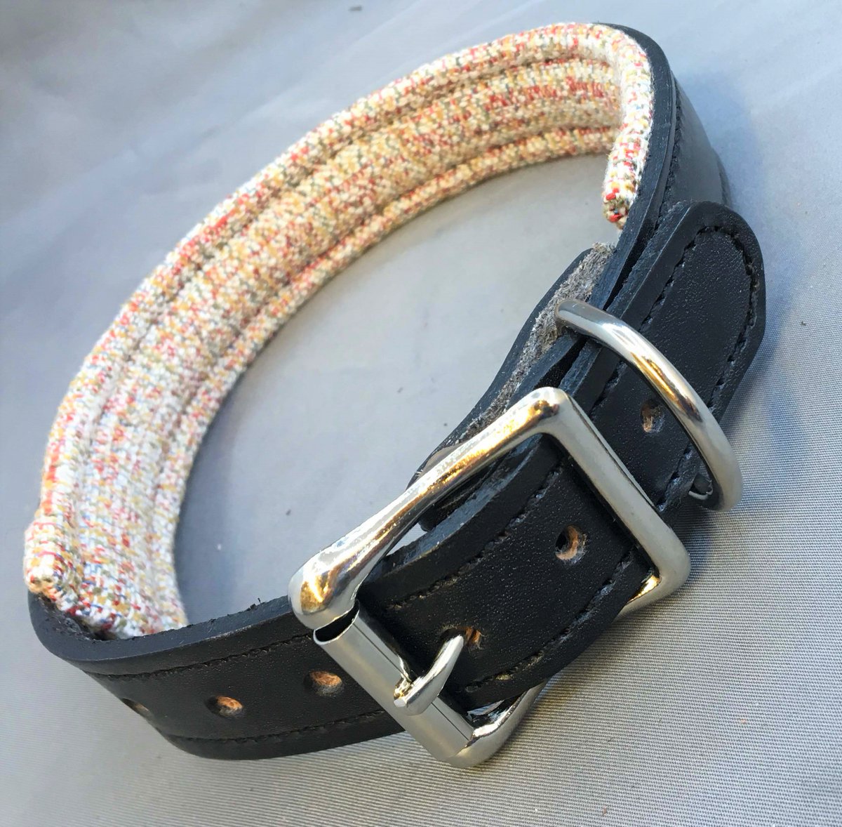 Equitek_Limited's tweet photo. *LIMITED EDITION*
Brand new dog collars.
Padded with a unique pattern. 
Comes in Black and Brown.
#uniquegifts #uniquegift #dogsoftwitter #doglovers #bespoke #HandmadeHour #handmade #leather #perfect #fashion #FashionTrends https://t.co/Kk3CrD1Xge