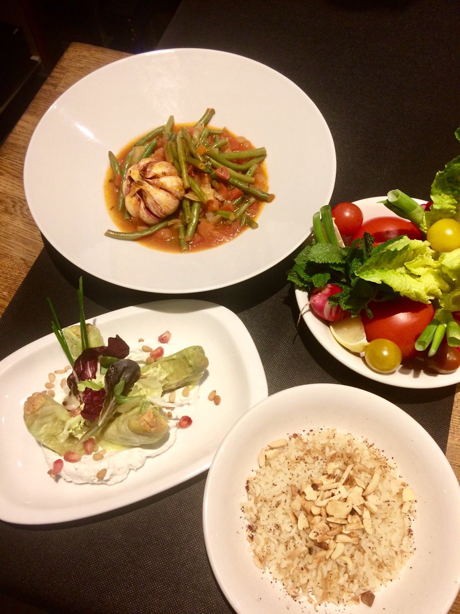 RestKarakala's tweet photo. Hoy y como cada lunes os proponemos sugerencias vegetarianas: 🌱🥦🥒🥕🥗🍵🥜
Hojas de col rellenas de cacahuete, ajo y pimiento seguido de judías verdes con salsa de tomate al cilantro. 
#karakala #karakalarestaurant #meatlessmonday #vegetariano #barcelona #gràcia https://t.co/rcKRpqCkKu