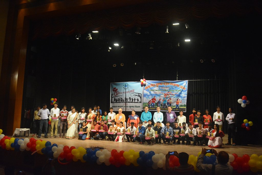 SwayangsiddhaWB's tweet photo. South 24 Parganas district administration celebrated Chil Right Week. Today they have appreciated successful students of Secondary and Higher Secondary Exams. Children from different homes participated and performed to celebrate the day. 
#ChildRights @SwayangsiddhaWB https://t.co/3SGodplcwd