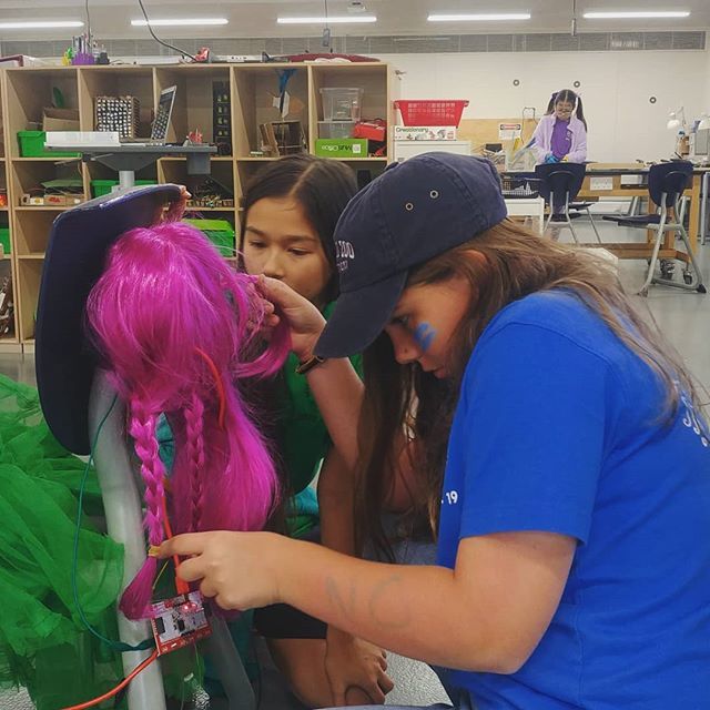 Casually checking out other projects is a spledid way to bring about natural sharing and collaboration. 
#MakeyMakey #musicalbraids #creativityhkis
#hkisms #physicalcomputing #imaginehkis ift.tt/2BgiplW