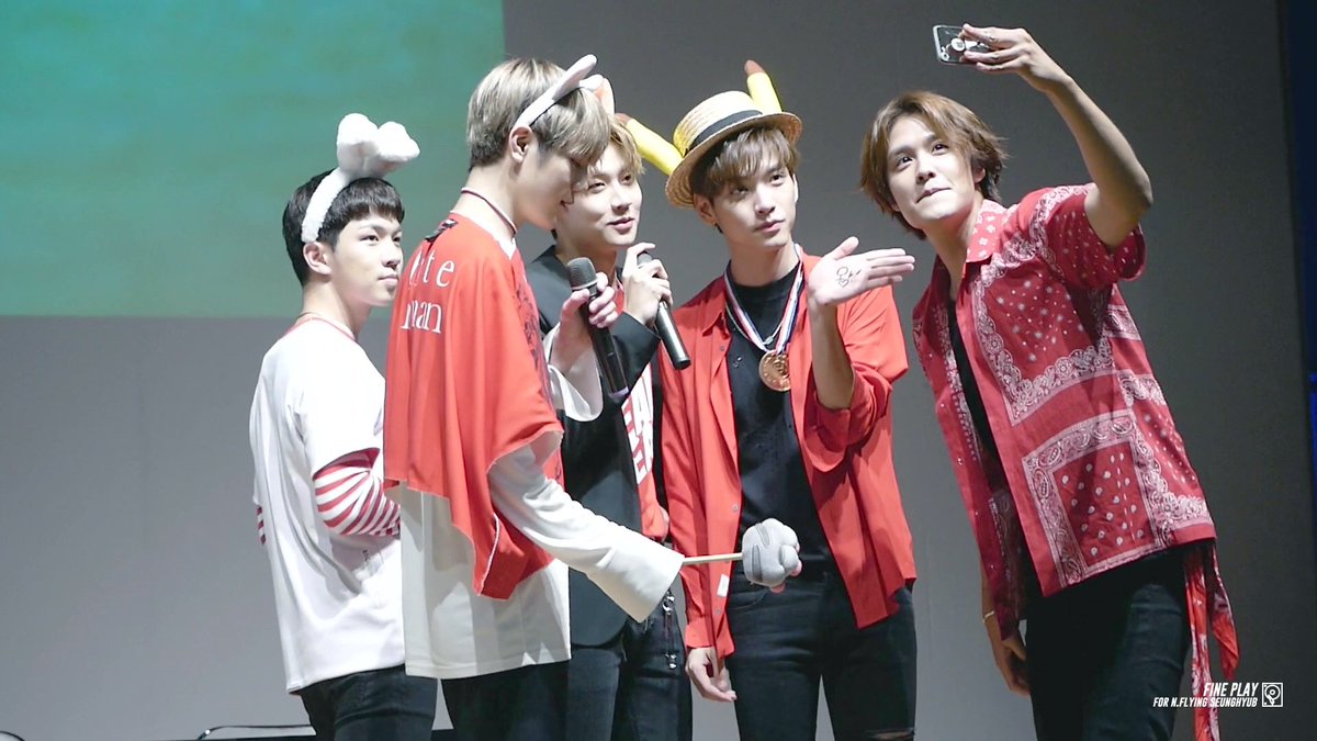 FINEPLAY1031's tweet photo. 180630 홍대 팬싸인회
포토타임
#엔플라잉 #NFlying #이승협 #승협 #Seunghyub #승짱 #광진 #훈 #재현 #승협 #HOW_R_U_TODAY #홍대팬싸인회 #팬싸인회 #하루톡톡 #둥둥톡톡 @NFlyingofficial 
🎥https://t.co/31pXBNdS71 https://t.co/1qPBaSQ4xn
