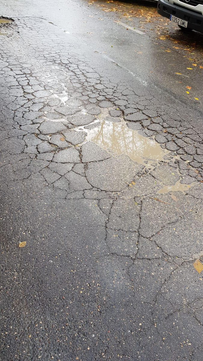 Se necesita arreglo de la calzada en EL PARDO carretera de Fuencarral a El Pardo. <a href="/Lineamadrid/">Línea Madrid</a>