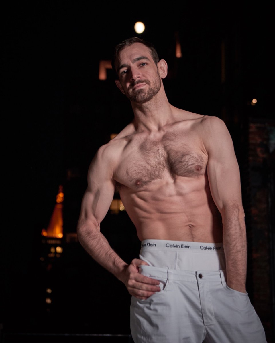 benjiboyyogaboy's tweet photo. Strong start to the week 💪🏼🙌🏻💫 ready for Thanksgiving and the FullMoon 🌕 📸 @montystilson #happymonday #strongstart #arms #abs #pecs #mycalvins #lululemon #rooftopnyc #scienceofself #nycyogaboy #nycyogalife #benjiboyyogaboy #班杰明 #べンジーボーイ https://t.co/DiSYZevrTb