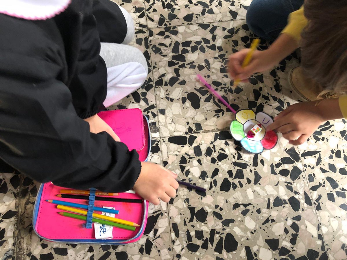 elisetta1979's tweet photo. Progetto continuità! Gli alunni della Scuola d’Infanzia Gobetti vengono in visita all’ @IC_via_Dante  Scambio di doni e collaborazione con gli alunni della primaria Dante (IA-IB) https://t.co/BG7P0emusH