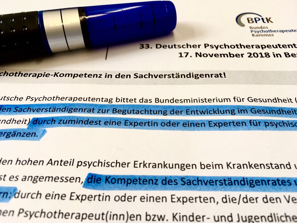 PTK_Hessen's tweet photo. Für funktionierende Zukunftskonzepte durch ergänzte Kompetenz im Sachverständigenrat (SVR) #Gesundheit: Deutscher Psychotherapeutentag (#DPT18) bietet Mitarbeit an ... In Berlin einstimmig verabschiedet - vgl. dazu: https://t.co/LSPZ4iTAw9 / #Psychotherapie #Gesundheitspolitik https://t.co/77aIltguCT