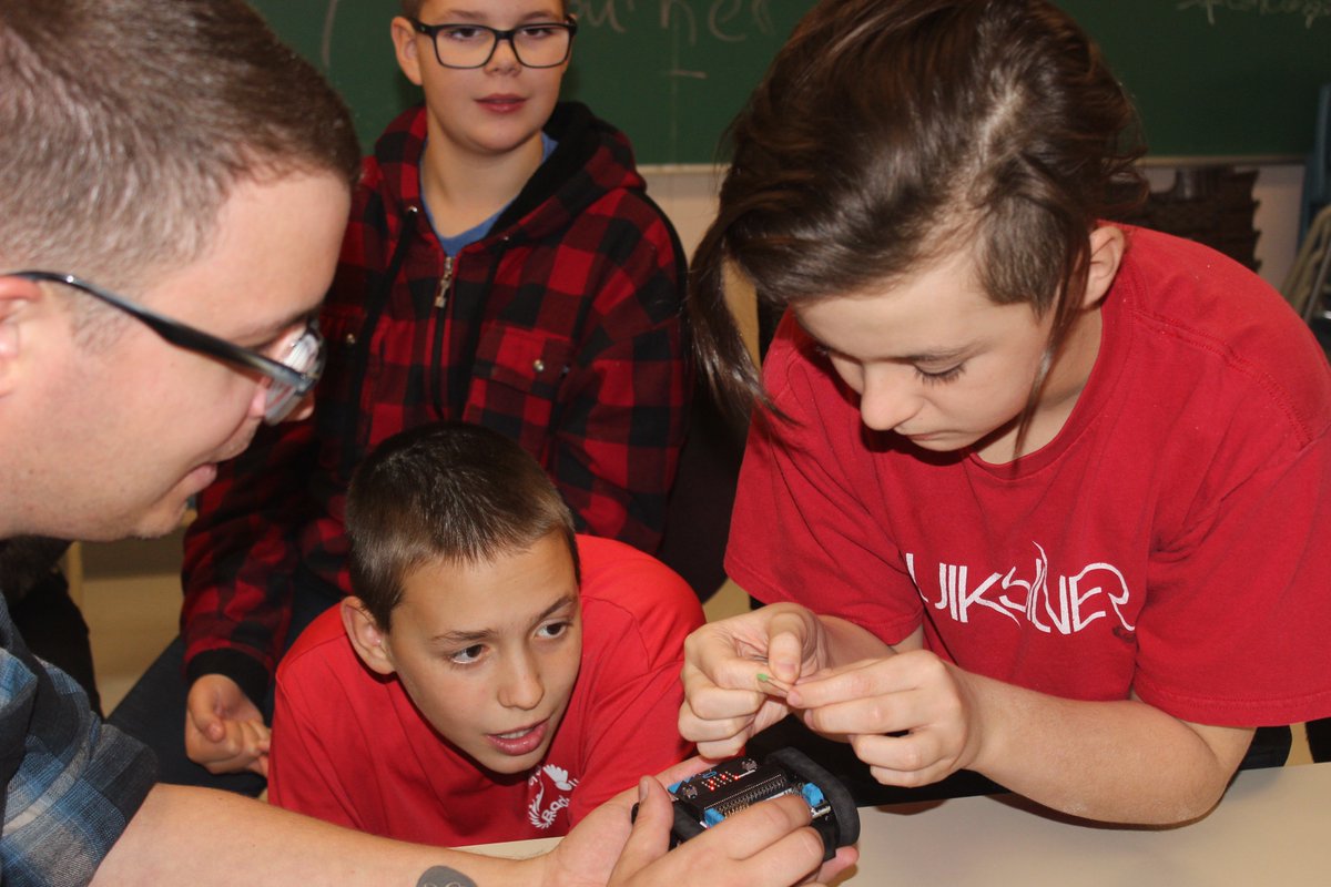 PACnb_org's tweet photo. À l'école communautaire Saint-Joseph, les élèves approfondissent leurs connaissances et font l’exploration des technologies à l'aide de différents robots. #DSFNO #PACnb https://t.co/9dASaiKmgv