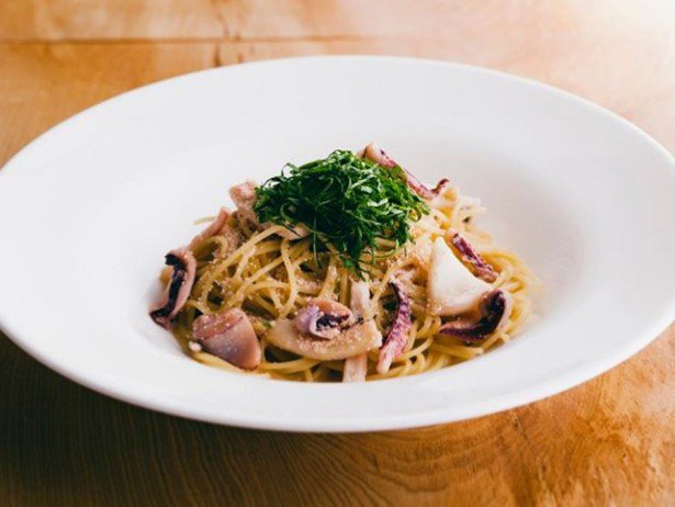 ラン 広島三越の地下一階にあるお店 里山イタリアンajukura いかとたらこの和風パスタ バターで炒めほんのりと色づいたイカと プチプチ食感のたらこが絶妙にマッチしています トッピングの青じその香りも爽やかでさっぱり美味しい c希望 この