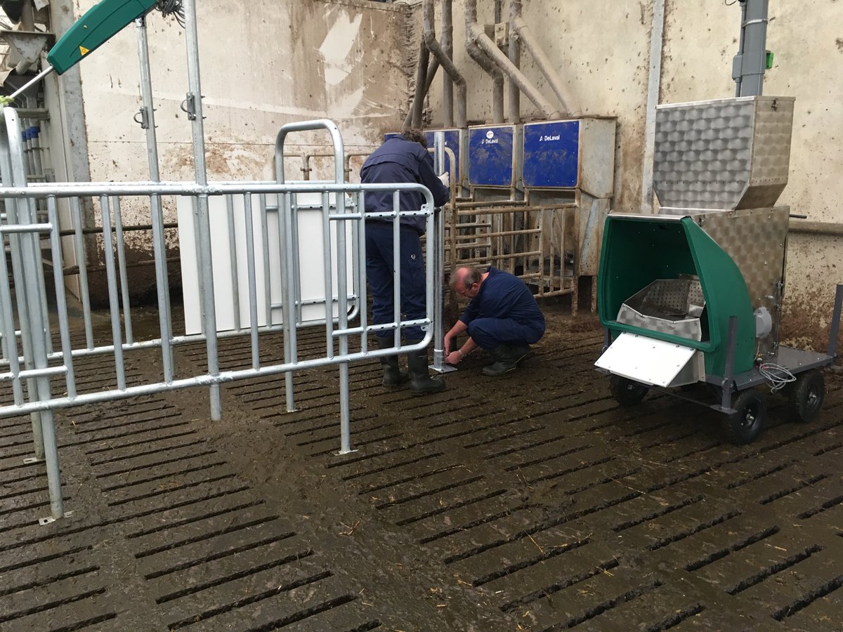 SjondeLeeuw's tweet photo. Vandaag wordt de #greenfeed voerbox geïnstalleerd bij vof de Vries. Vanuit #koeienenkansen vind onderzoek plaats naar methaanemissie bij het melkvee. We zijn heel benieuwd naar hetgeen dit aan kennis op gaat leveren. https://t.co/TH0Khjug7B