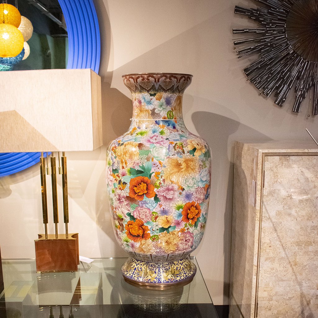 TalismanLondon's tweet photo. Impressive detail and beautiful colouring; our large early 20th Century Chinese Cloisonné vase has stood the test of time, radiating beauty within any interior space: 
https://t.co/SLCtoQr1YQ #vase #interiordecor #talismanlondon #cloisonne #homeaccessories #art #decor https://t.co/atev3FvQM4