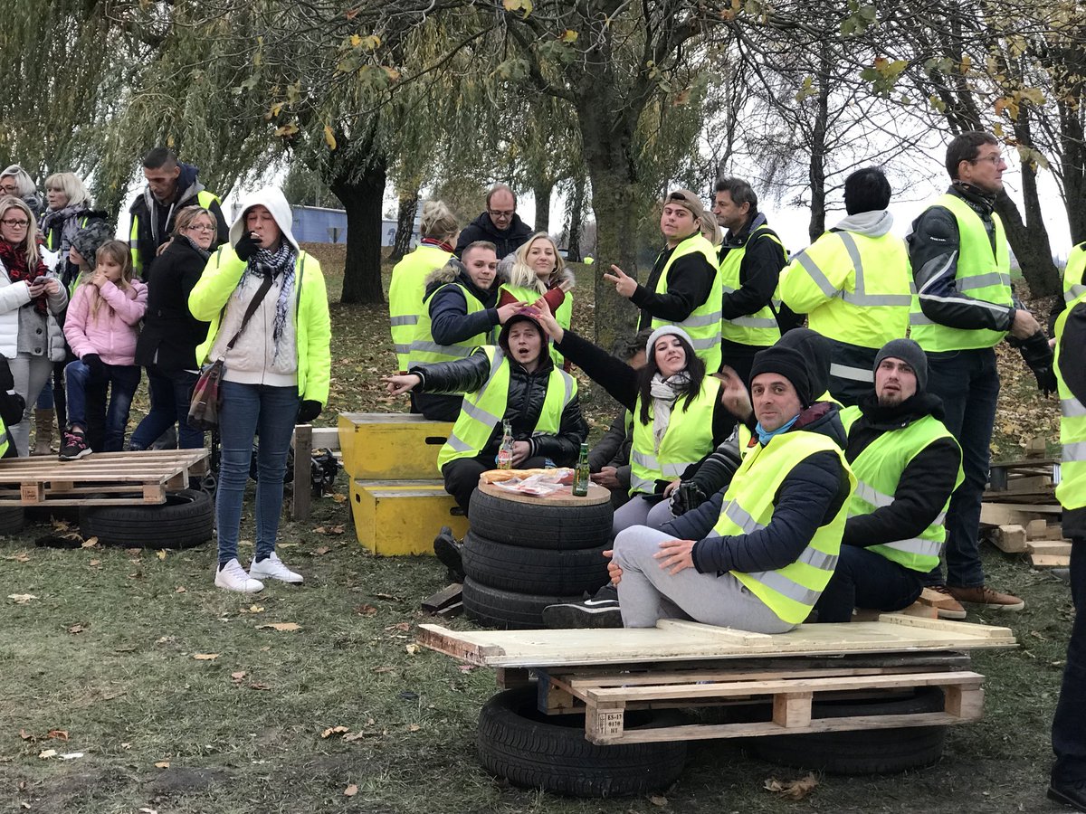 RumuVdn's tweet photo. 250 #GiletsJaunes au rond-point du Plantin à #Lillers. Ils ont de quoi tenir : à boire, à manger... https://t.co/pyKjTkLRfp