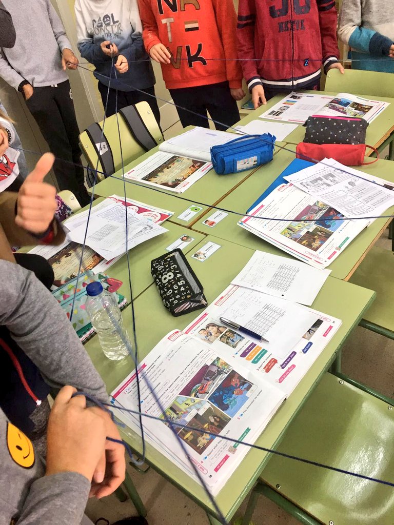 CEIPNEJAPA's tweet image. Learning grammar while making a spider web in 6th grade! #learningwhilehavingfun #ELT #Englishgrammar