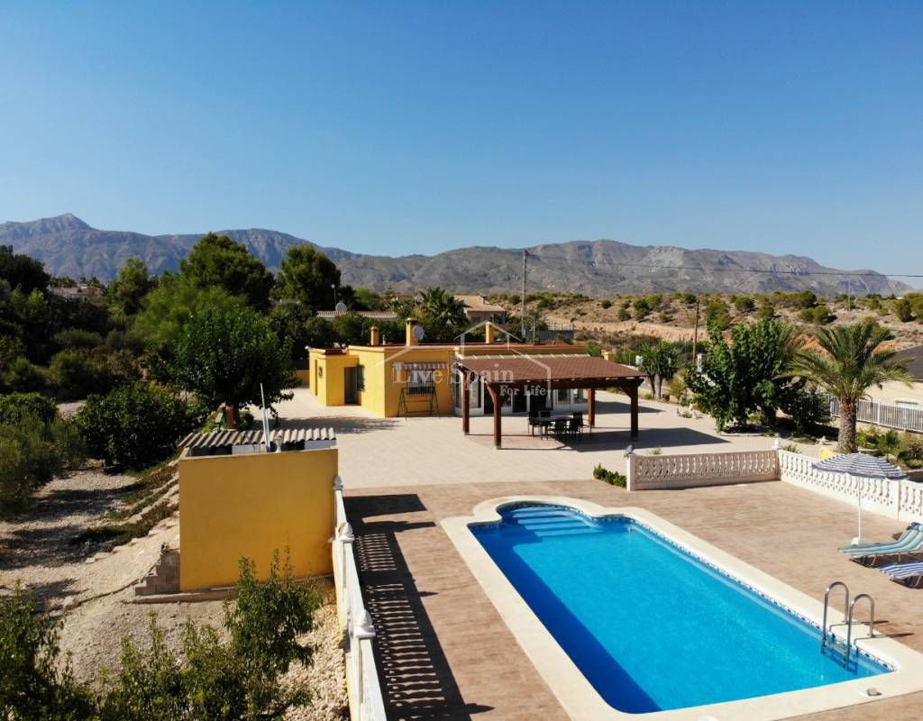 4 bed property with #swimmingpool, mountain backdrop & accommodation #BargainProperty at only 170000€ #AlbateraSpain buff.ly/2TrIm9w