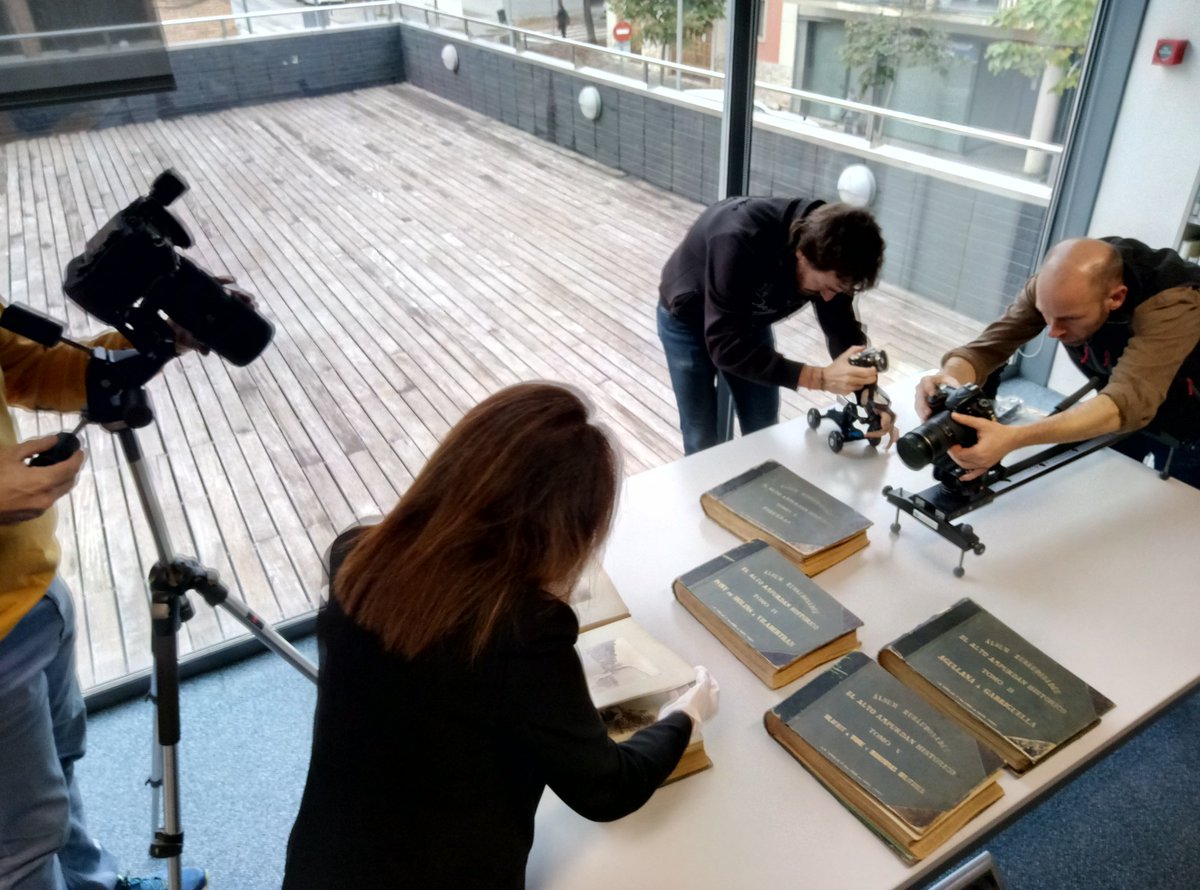 Darrerament l'Àlbum Rubaudonadeu està essent objecte de molta atenció. Avui hem rebut a un equip de professionals que treballen en un documental sobre J.M. Cañellas, el fotògraf reusenc establert a París, que és reivindicat com un pioner de la fotografia instantània! #fotografia