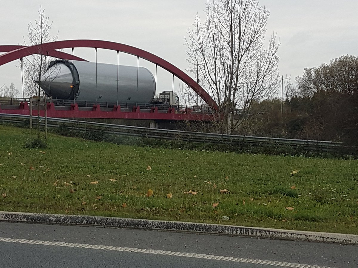 J2PDEF's tweet photo. Impressionnant convoi sur e pont d'#Essars 62 ce lundi à 14h25. @lavoixdunord https://t.co/7gXHj0amVy