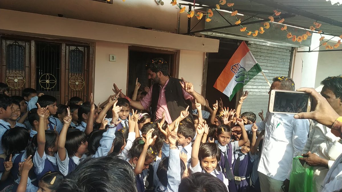 KunalChoudhary_'s tweet photo. महिलाएं, बूढ़े, बच्चे और नौजवान साथी जिस तरह दिन रात ठण्ड में भी आगे से आगे बढ़ कर और कंधे से कन्धा मिला कर प्रचार में साथ दे रहे है, उसके लिए हार्दिक धन्यवाद। आपका समर्थन ही हमारे प्रचार की असली ऊर्जा है। https://t.co/PKLRte67x3