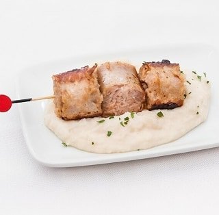 FomentMartinenc's tweet photo. Et presentem l'oferta del nostre Bar Social al #TriaTapes: broqueta de botifarres variades sobre un llit d'hummus de mongeta blanca 😋😋. Vine a provar-la i a repetir des d'avui fins el 2 de desembre! #cuinacasolana #tapescasolanes #triatapesclot https://t.co/EMWqREcDv5
