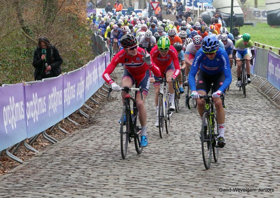 eaaasheim's tweet photo. "Great things cannot be created without enthusiasm...!" @LudvigAasheim viser V-tegnet nederst i Kemmelberg under årets Gent-Wevelgem #kattekoers før han støter, sprenger feltet og setter press på konkurrentene. #unoxteam #2sykkel #skrye https://t.co/k4Vl4NhUHz