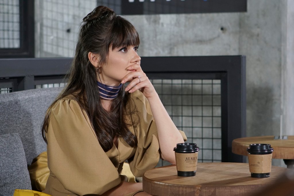 Sevda Erginci'nin canlandırdığı Zeynep, Alihan'ın uçağının kaybolmasıyla perişan olur; Alihan'ın olmadığı bir hayatı nasıl yaşayacağını düşünür...

Yasak Elma, yeni bölümüyle bu akşam Fox'ta! 📺 <a href="/sevdaaerginci/">sevdaerginci</a> #SevdaErginci #YasakElma <a href="/yasakelmafox/">Yasak Elma</a>