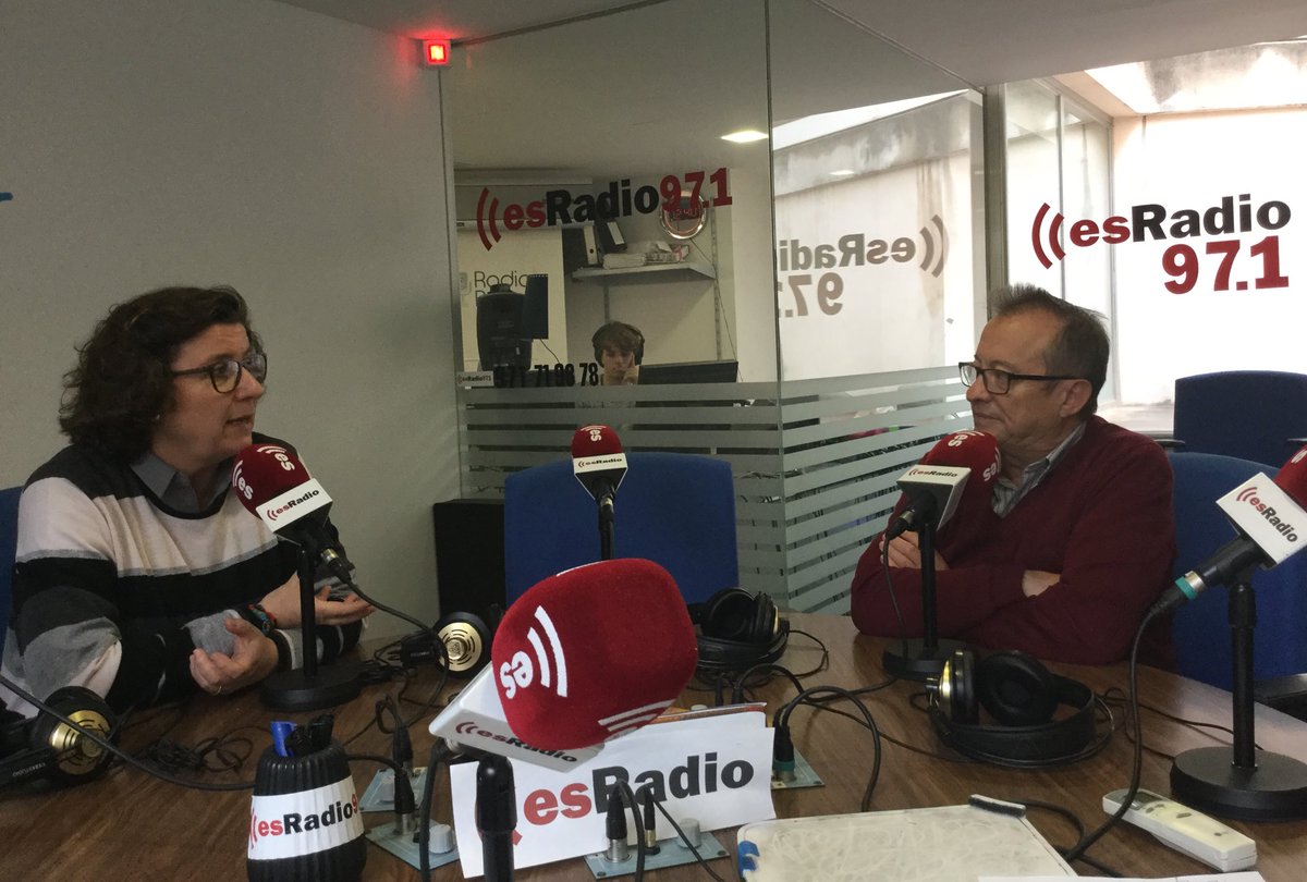 esRadioBaleares's tweet photo. Hoy, menos fútbol y mucho dolor por el asesinato de Sacri, apuñalada mortalmente por su ex pareja, en Es la mañana de Baleares', con #CCirer y #LBravo, tras las reflexiones de @jluismiro y con la intervención de la directora del @IB_Dona @rosacursach
▶️https://t.co/RwnlEaerF2 https://t.co/yZINhmW28q