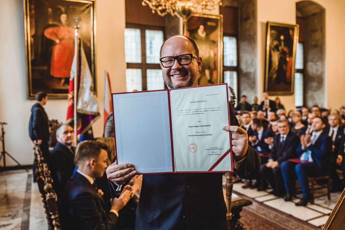 AdamowiczPawel's tweet photo. Kochane gdańszczanki, kochani gdańszczanie. Dziś rozpoczęła się nowa kadencja prezydenta i radnych miasta. Dziękuję za Wasze głosy, dzięki którym będziemy mogli dalej zmieniać Gdańsk. Będzie to kadencja, w której jeszcze bardziej niż dotychczas poczujemy się gdańską wspólnotą! https://t.co/LlTH5SWOZZ
