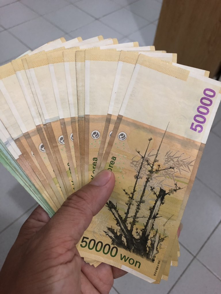 五千港紙換了七十多萬韓幣。
一整晚在哼周雲蓬的”買了一套房子，花了三十多萬”。
夠買兩套房子了。