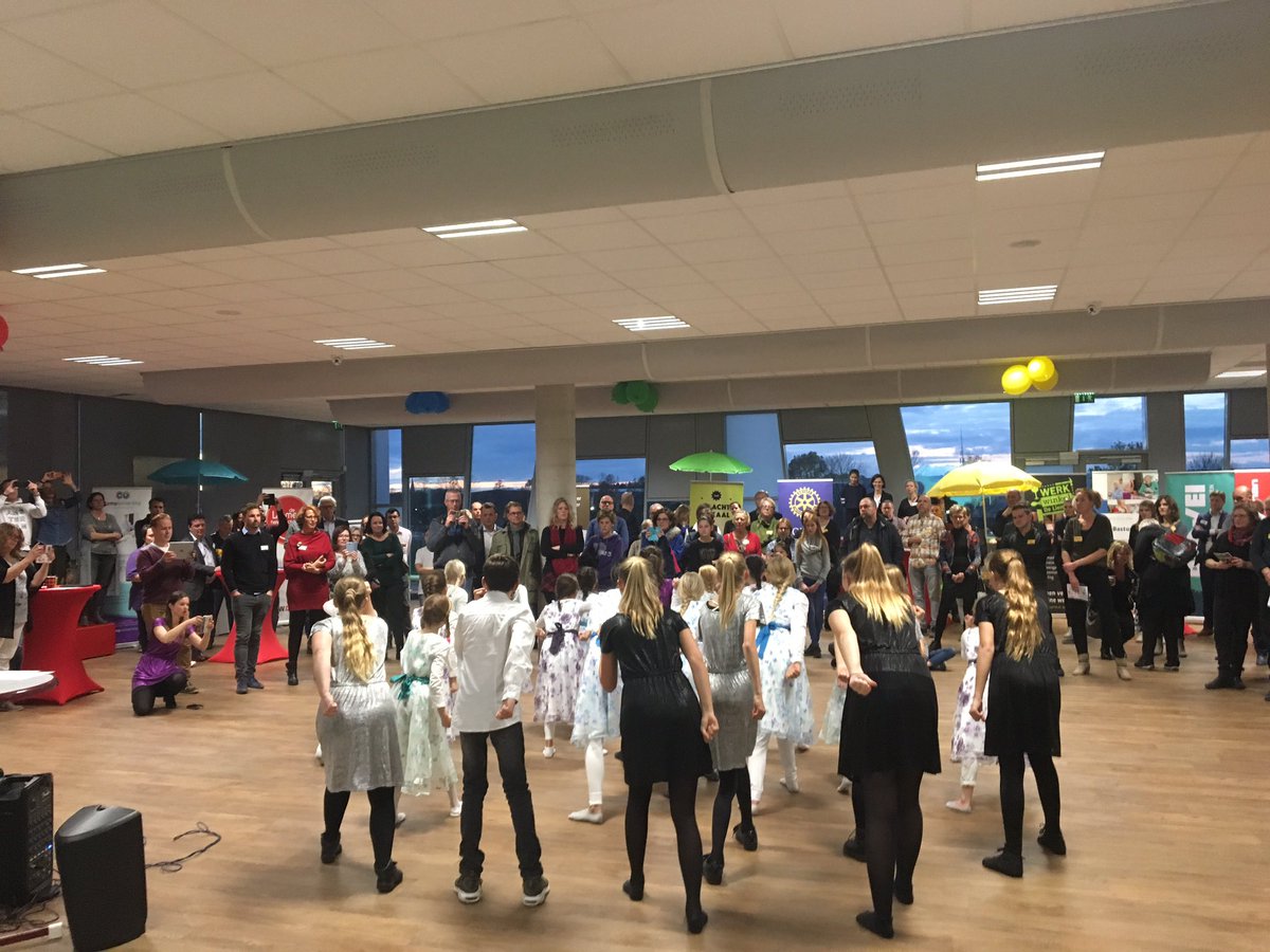 LUitdaging's tweet photo. Een kleurrijke, inspirerende en gezellige sfeer op #beursvloer de Liemers! Dankjewel #vaye musicaltheater voor de vrolijke opening waarbij de Liemerse wethouders ook hun theaterkunsten konden laten zien! https://t.co/Eoz02gRYU7