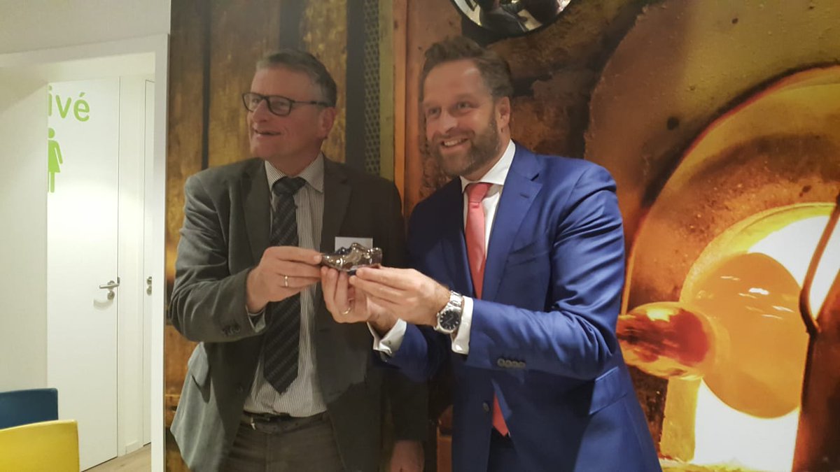awkeppel's tweet photo. Minister de Jonge vandaag op werkbezoek in Leerdam: belangstelling voor Consultatieburo voor ouderen en Leerdamse ouderenvisie: was heel erg enthousiast en (vanwege z'n handelsmerk: gekleurde schoenen) weggegaan met een glasgeblazen schoen! https://t.co/0sT8VWTZOK