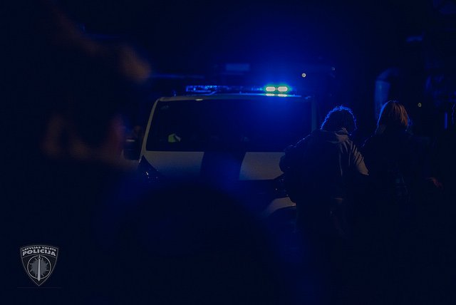 Valsts_policija's tweet photo. Cilvēku izklīšanā pēc masu pasākuma, prioritāra vienmēr būs cilvēku kustība un tikai tad autotransports. Un arī ar to svētku apmeklētājiem vienmēr jārēķinās. Tāpat kā ar to, ka milzīgas masas nekad un nekur vienlaikus nevar atstāt svētku vietu. 
Plašāk:https://t.co/SsoPTS1g2s https://t.co/RvxXaAOecE