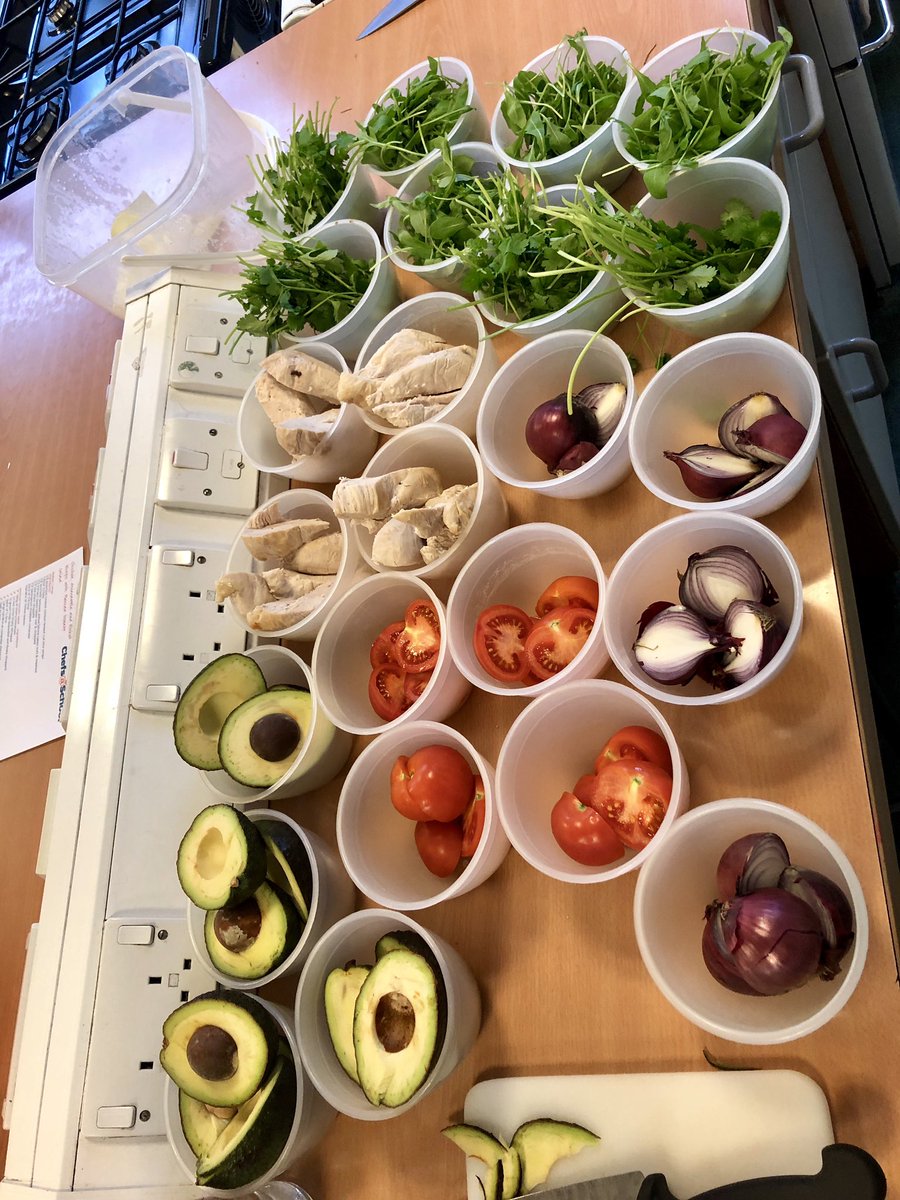 MissKelly_PE's tweet photo. Today in Flourish S1 pupils were creating Chicken Guacamole and Rocket Wraps with Mexican Salad following a step-by-step recipe and learning from the amazing Marie-Claireβs @ChefsatSchool demonstrations ππΌπ₯π― #Literacy #FamilyLearning #Choppingskills #PEFScot18 @BraesHigh https://t.co/V0b9sYoGYG