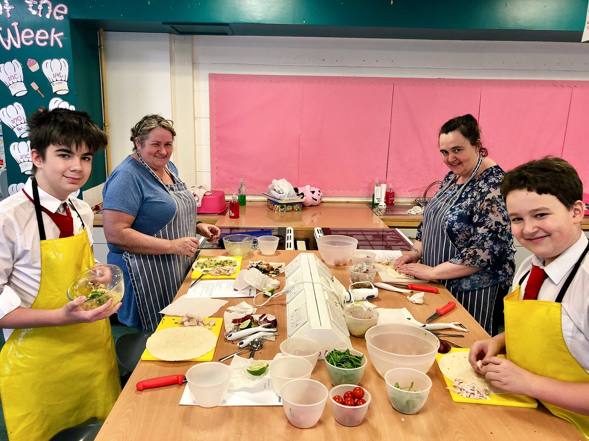 MissKelly_PE's tweet photo. Today in Flourish S1 pupils were creating Chicken Guacamole and Rocket Wraps with Mexican Salad following a step-by-step recipe and learning from the amazing Marie-Claireβs @ChefsatSchool demonstrations ππΌπ₯π― #Literacy #FamilyLearning #Choppingskills #PEFScot18 @BraesHigh https://t.co/V0b9sYoGYG