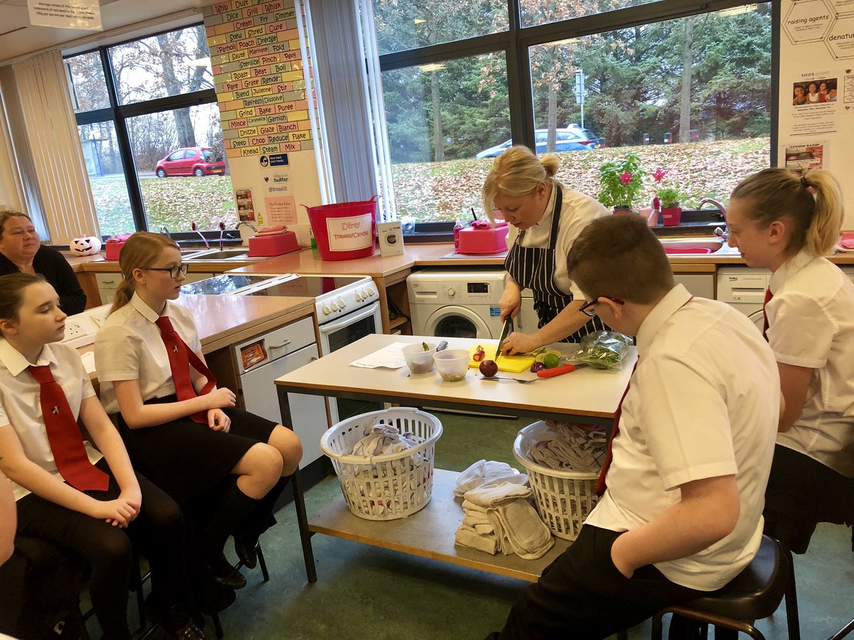 MissKelly_PE's tweet photo. Today in Flourish S1 pupils were creating Chicken Guacamole and Rocket Wraps with Mexican Salad following a step-by-step recipe and learning from the amazing Marie-Claireβs @ChefsatSchool demonstrations ππΌπ₯π― #Literacy #FamilyLearning #Choppingskills #PEFScot18 @BraesHigh https://t.co/V0b9sYoGYG